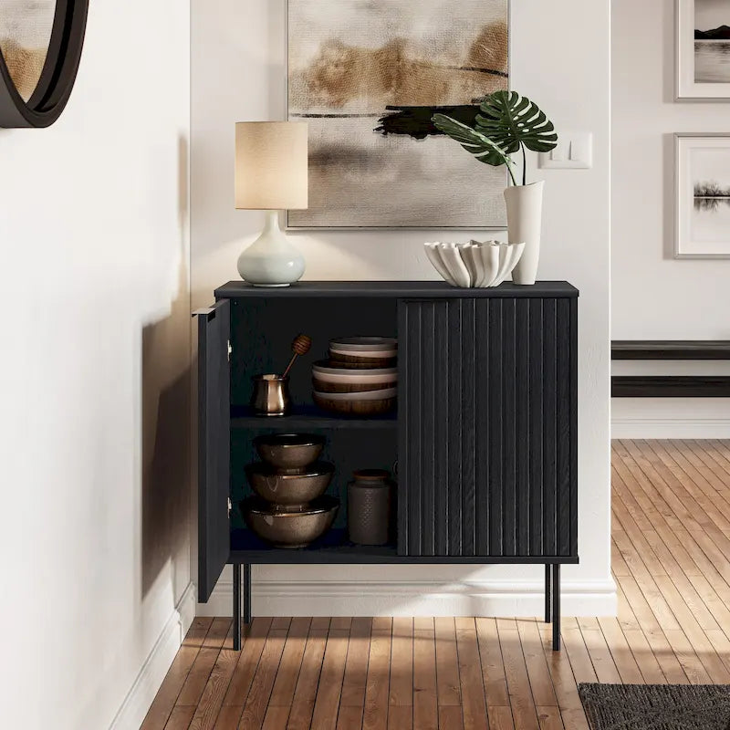 Bahut compact avec portes cannelées et pieds en métal, Noir