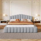 Lit plateforme Queen tapissé de velours