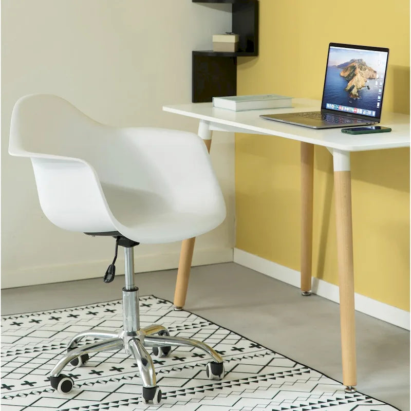 Chaise de bureau pivotante à coque moulée en plastique de style Mid-Century Modern avec roulettes, réglable.